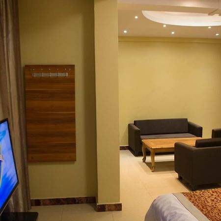 Hong Kong Hotel Дар ес Саалам Екстериор снимка