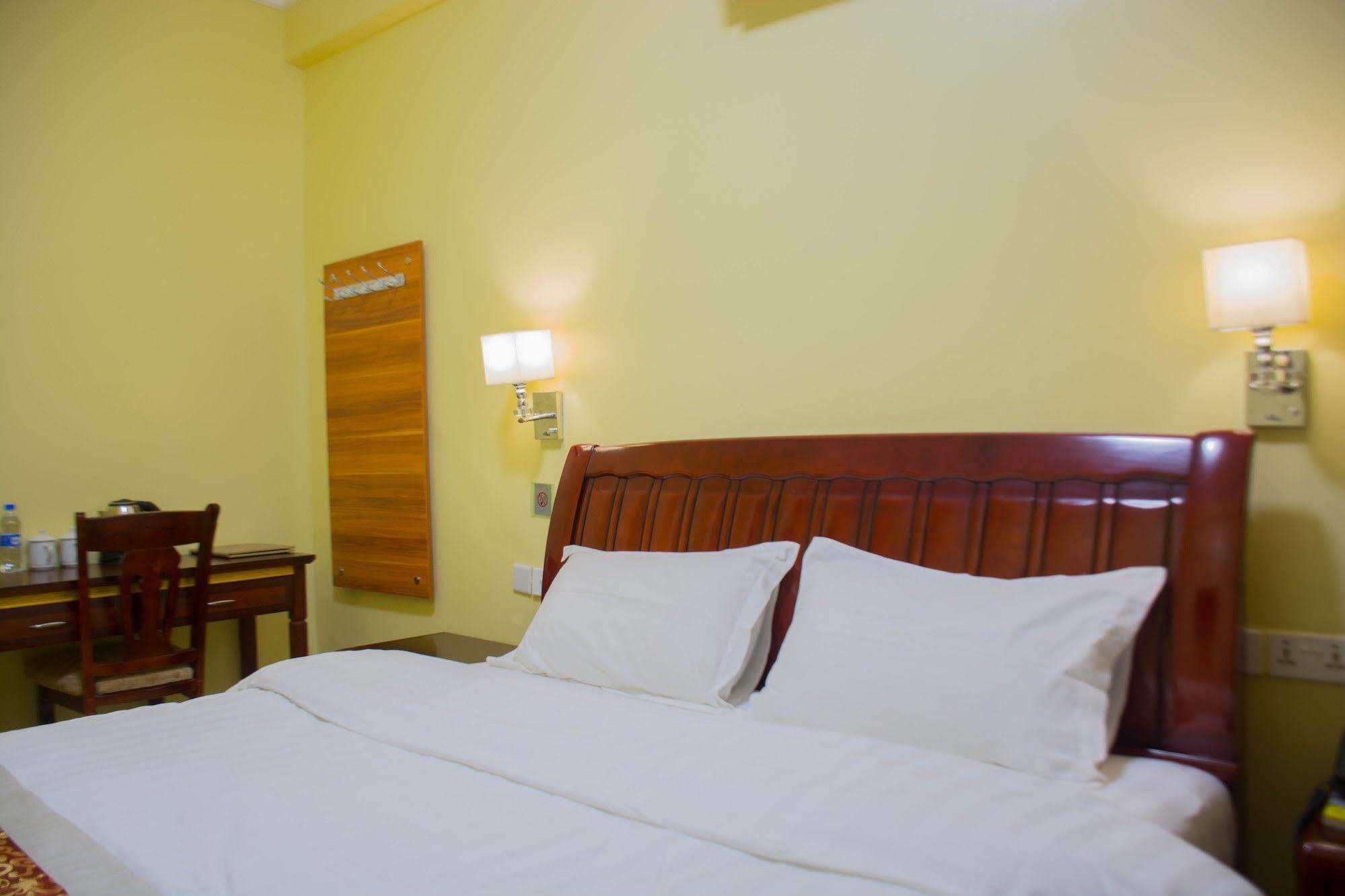 Hong Kong Hotel Дар ес Саалам Екстериор снимка